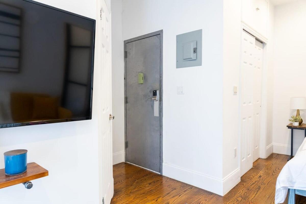 69-5c Festive Comfort Brand New 1br Lower East Side Christmas Ready Appartement