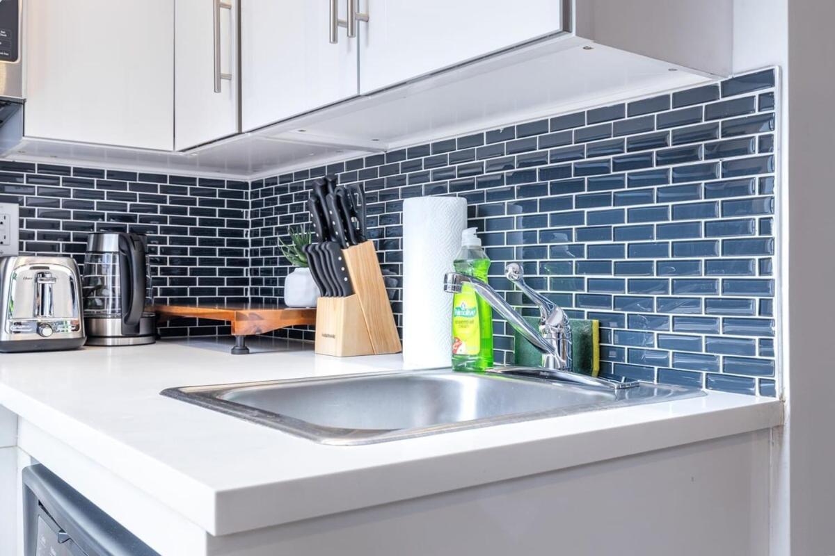 69-5c Festive Comfort Brand New 1br Lower East Side Christmas Ready Appartement